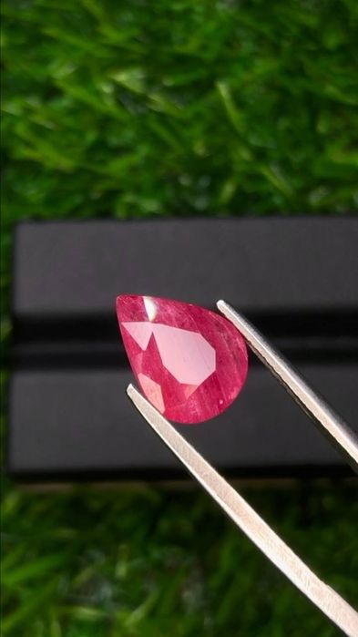 Рубин голям със сертификат AIG