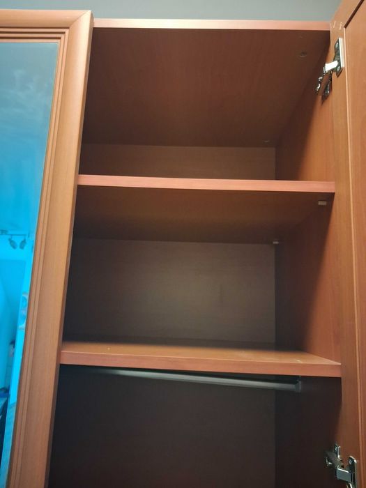 Гардероб, холна секция, маса