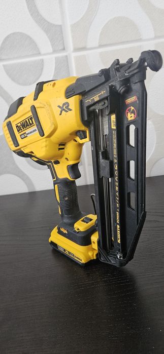 Pistol cuie Dewalt dcn 660