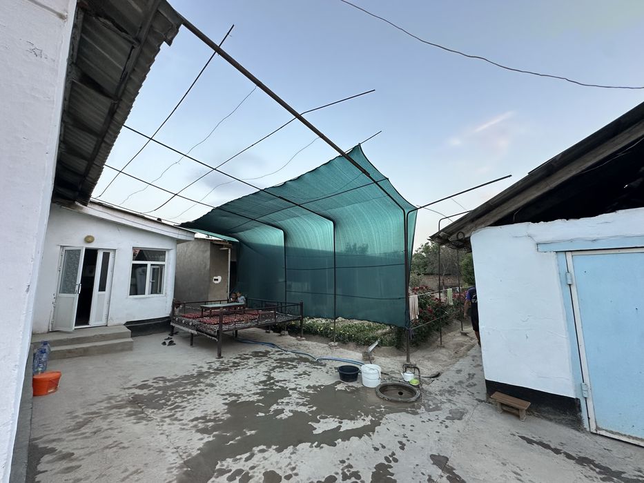 Uy sotiladi 10 sotix 7 xonali uy