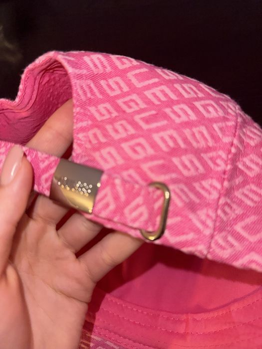 Розова шапка guess