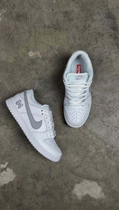 Supreme x nike sb dunk low