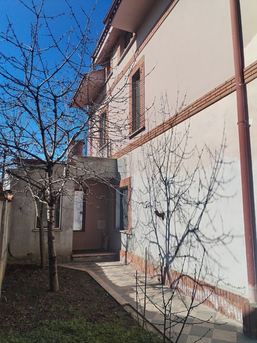 Vilă 450 mp cu 5 apartamente și intrări separate – ideal investiție