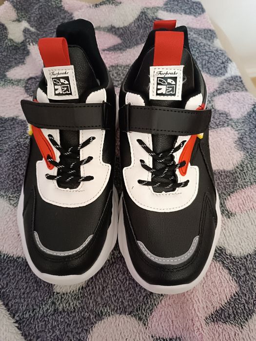 Продам детские кроссовки