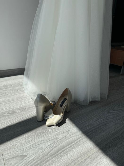 Rochie de mireasa, voal si pantofi