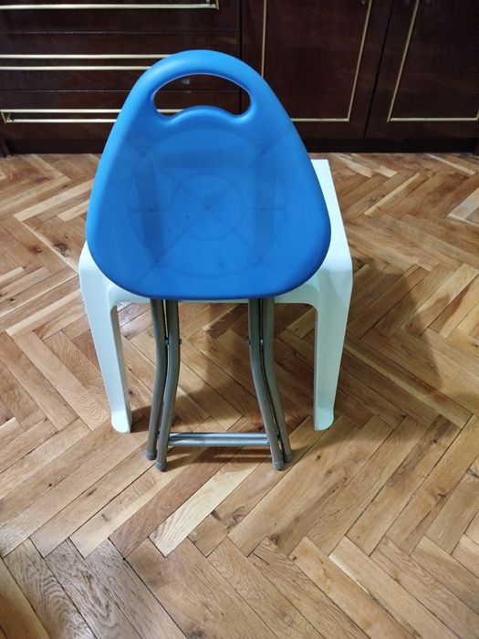 Маса с два броя сгъваеми столове.