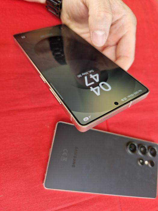 -Samsung S25Ultra, ca Nou Black Titanium 256Gb 12Ram Bat: 100% ireprosabil stare perfecta poze reale doar telefonul nici o restrictie nici o reparatie