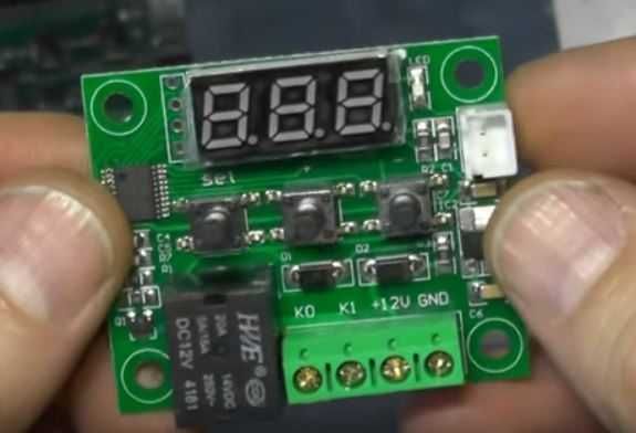 Лабораторен източник на напрежение и ток