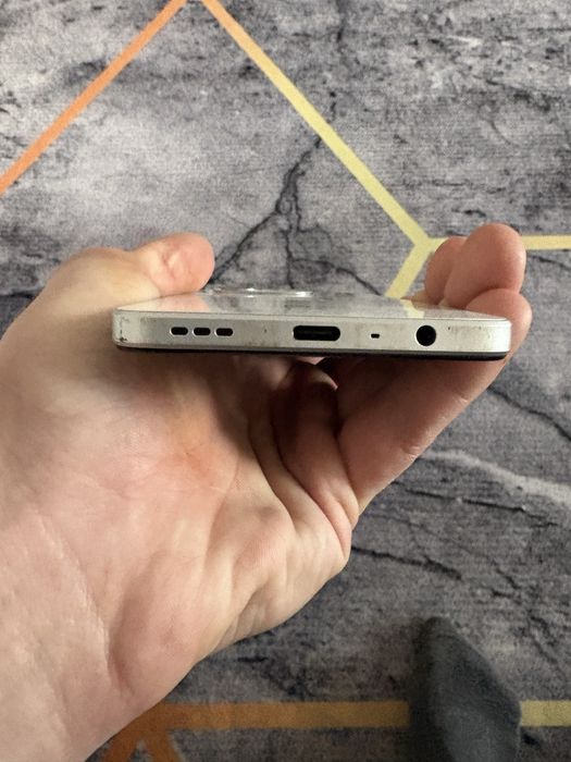 OPPO A3 в хорошем состоянии