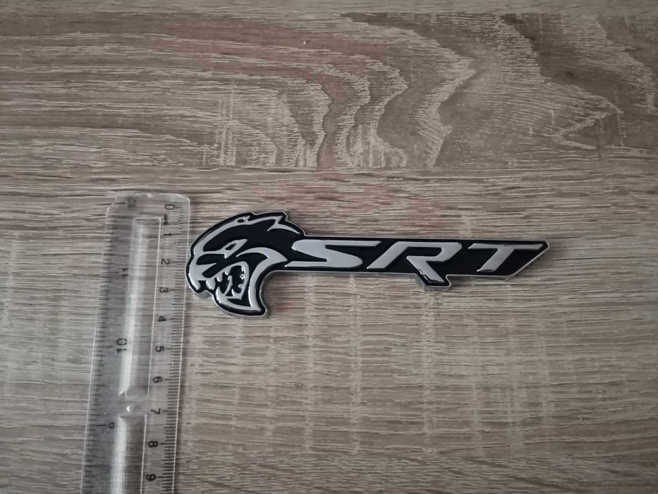 SRT Hellcat сребристо с черно емблема лява