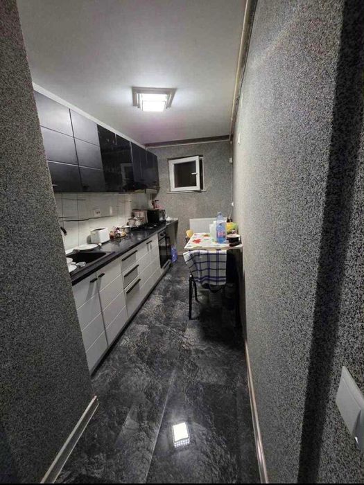Închiriez apartament cu 3 camere
