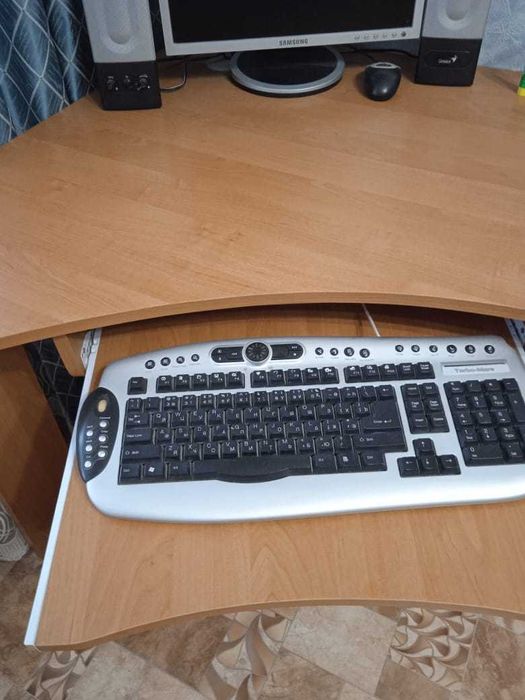 Стол компьютеный