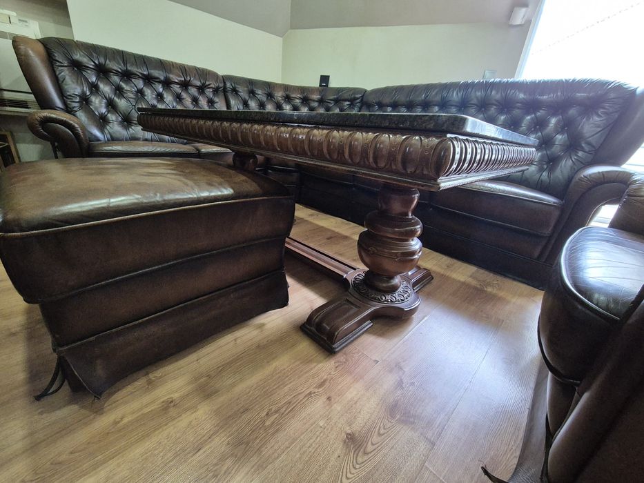 Честърфийлд от естествена кожа с маса за хол