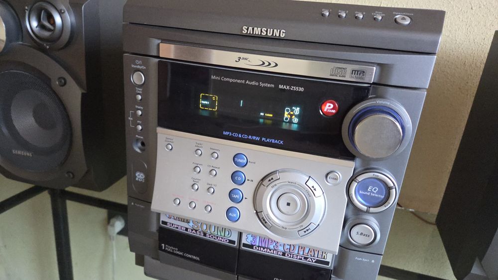 Vând combina Samsung CD mp3, radio, AUX, stare foarte bună