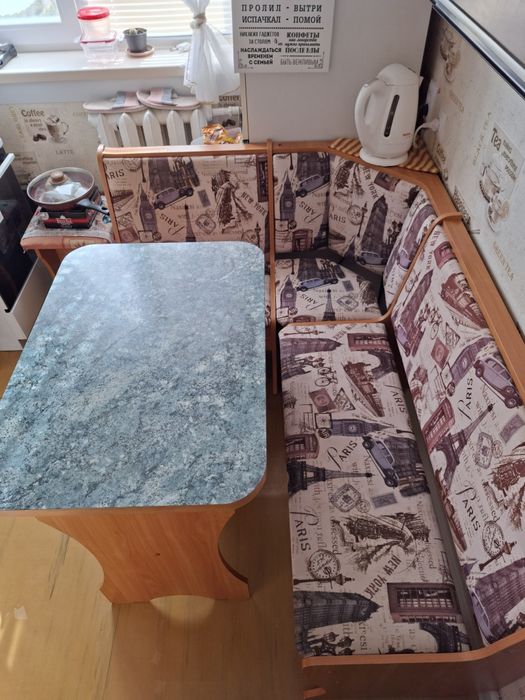 Продам кухоный стол и диван