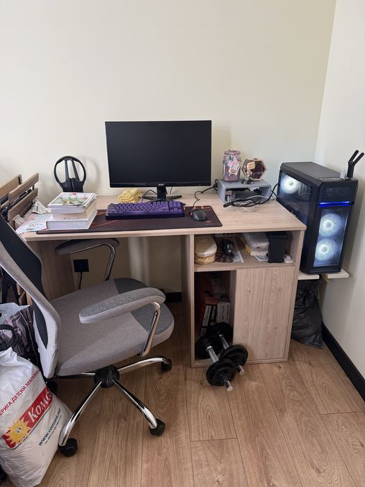 Стар гейминг компютър плюс монитор бюро и аксесоари