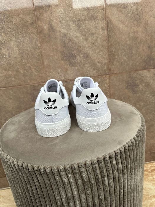 Tenesi Adidas originali , noi, nr 42 !