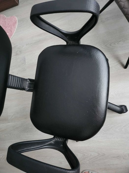 Черен стол за бюро