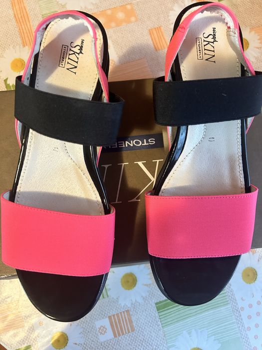 Ярко розови сандали