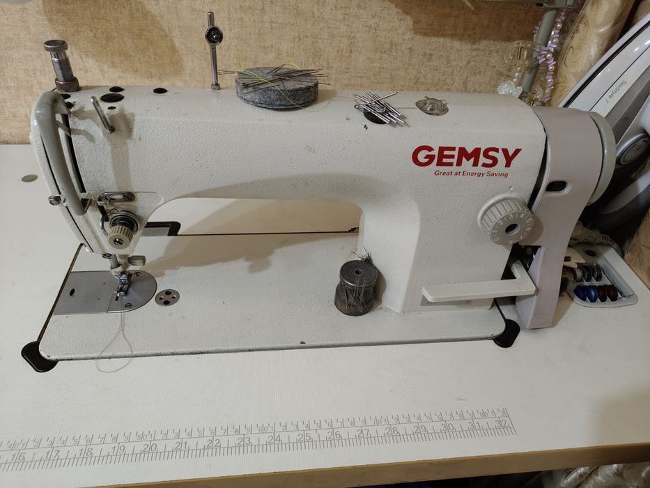 Продам швейную машинку