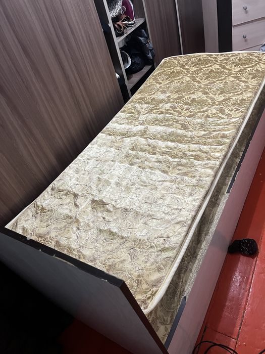 1 спальная кровать с матрасом