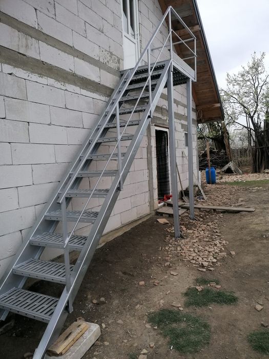 Vindem scări zincate la cerere