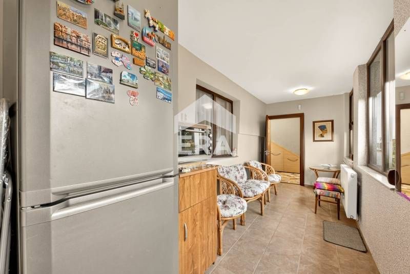 Триетажна, ексклузивна, напълно обзаведена къща за продажба, с простор