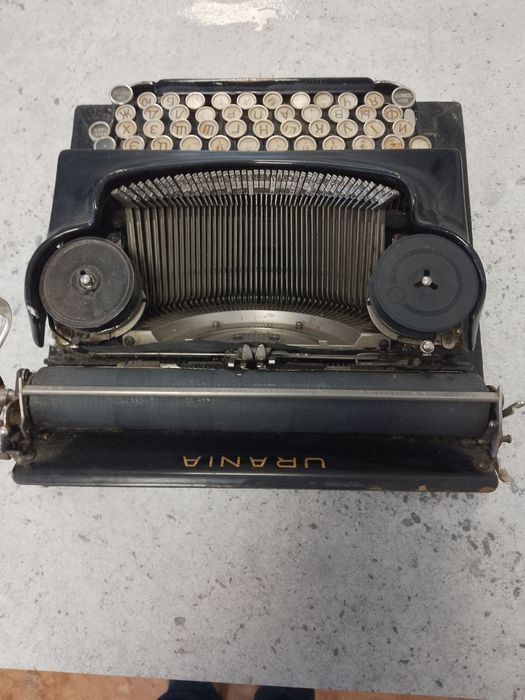 Старинна пишеща машина "Urania"