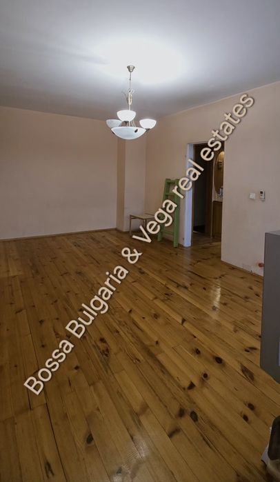 Продава се Тристаен апартамент в Горна Оряховица - 75 кв.м за 1156 €/кв.м - Снимка #1