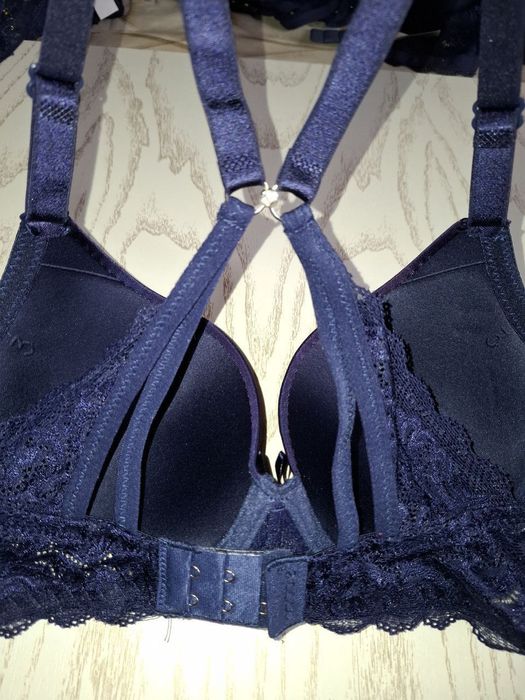 Продаются бюстгалтеры.Абсолютно новые,разного цвета.