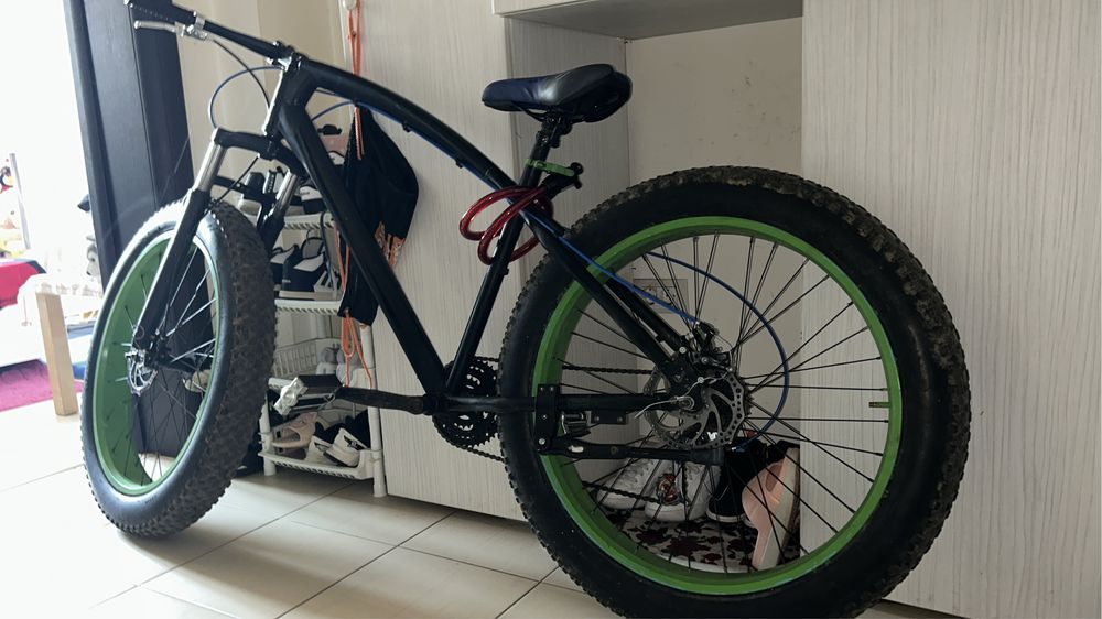 Vand 2 bicicleta  aia cu verde 600 ron si aia alba 450 ron