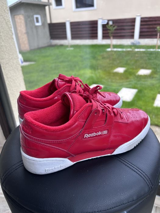 Adidasi Reebok rosii luciosi , foarte deosebiti ,marimea 40,5 - 26 cm