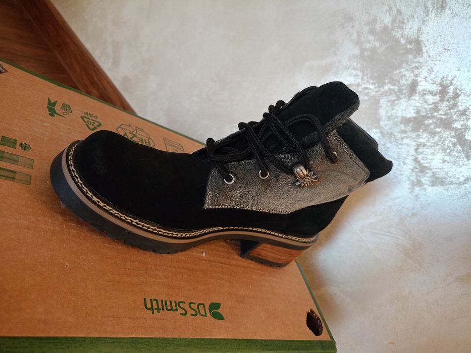 Боти естествен велур Montega