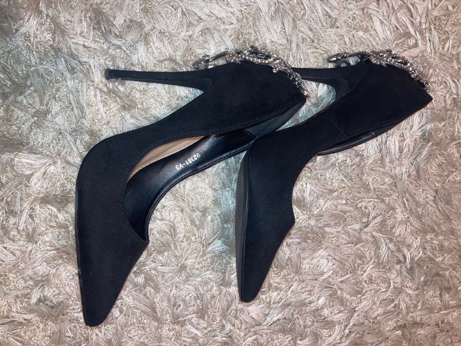 Vând pantofi negri cu broșă argintie