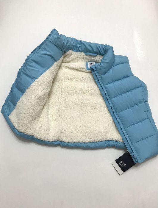 Продается  теплая жилетка, фирмы Gap kids