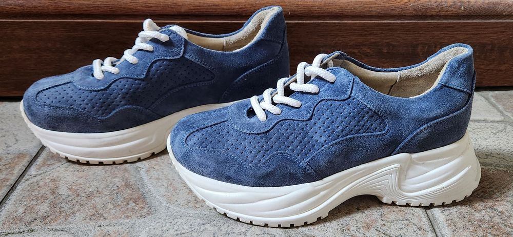 Adidași damă din piele întoarsă