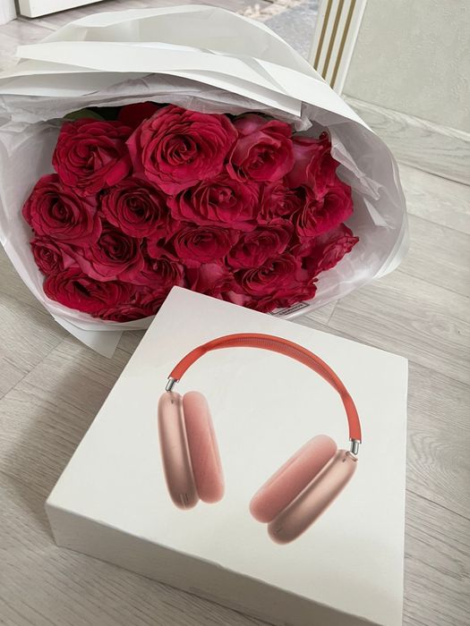AirPods Max Red наушник