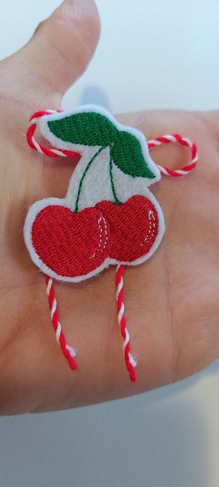 Мартеници -брошка