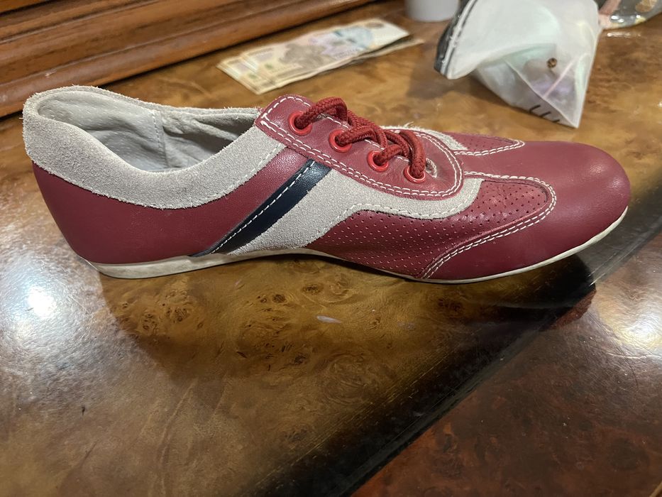 Кожаные кроссовки