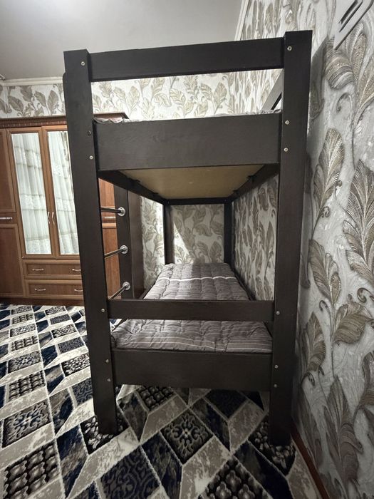 Кровать двухярусная длина-2 метра,ширина-80 см