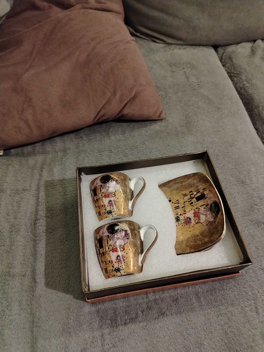 Комплект чаши за кафе ЦЕЛУВКАТА с чинийки и лъжички