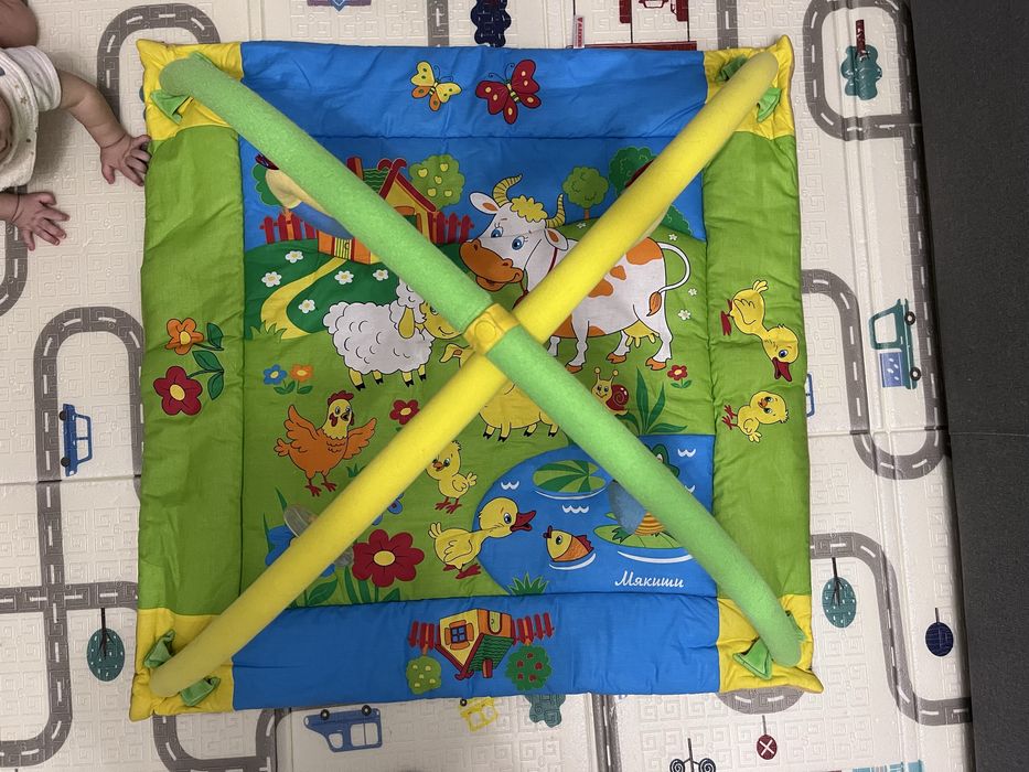 Детский коврик с игрушками