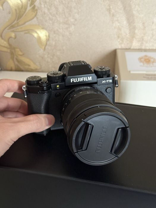 Камера Fujifilm X-T5 с объективом 16-80