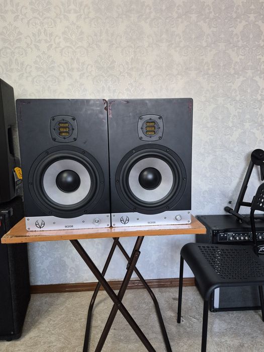 Продаются мониторные колонки SC208