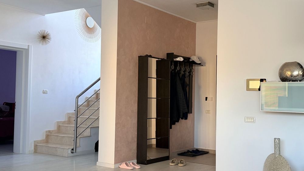 Mobillier complet living + Pantofar cu 5 usi (cu oglinda, de la Mobexpert) + Cuier de perete pentru haine
