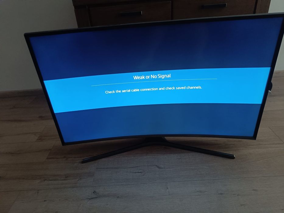 TV Samsung LED Curbat cu diagonala de 48 inchi (121 cm), model UE48J6300AW, în stare foarte bună de funcționare și estetică.