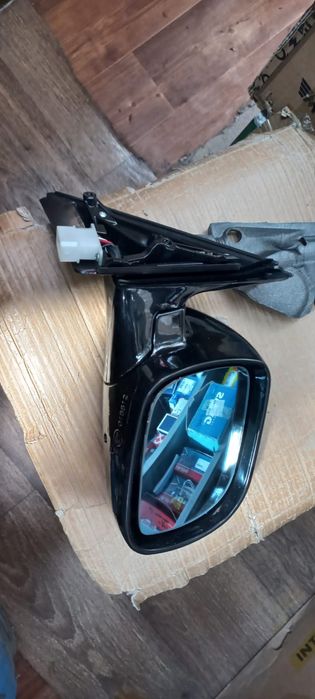 Боковое зеркало.