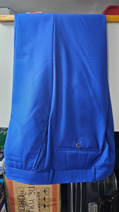 костюм новый голубой