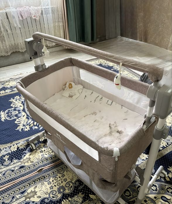 Электронный манеж коляска