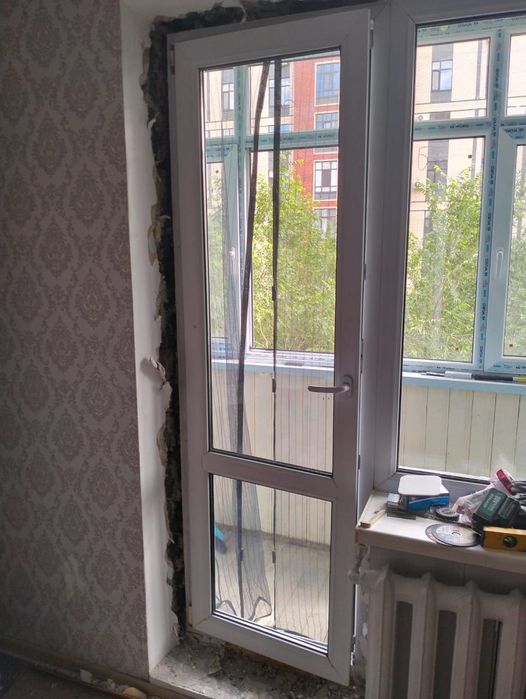 Продам пластиковую балконную дверь с коробкой